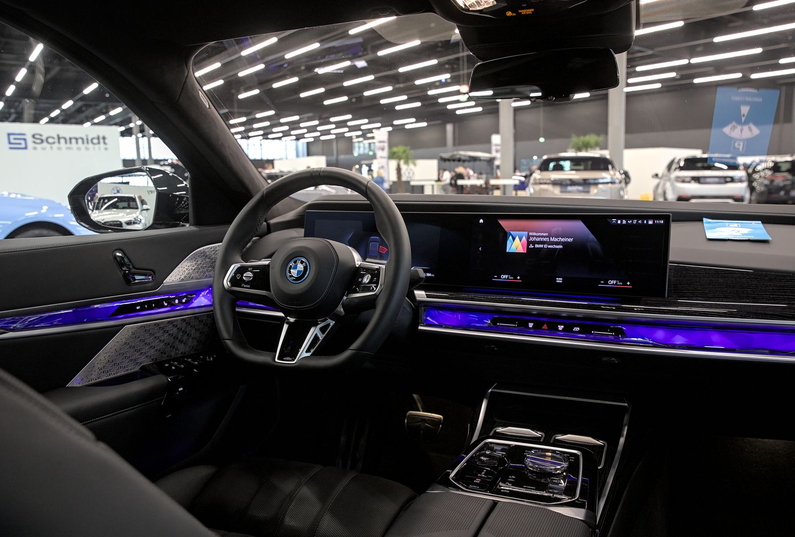 BMW () 7-Series (G70):  