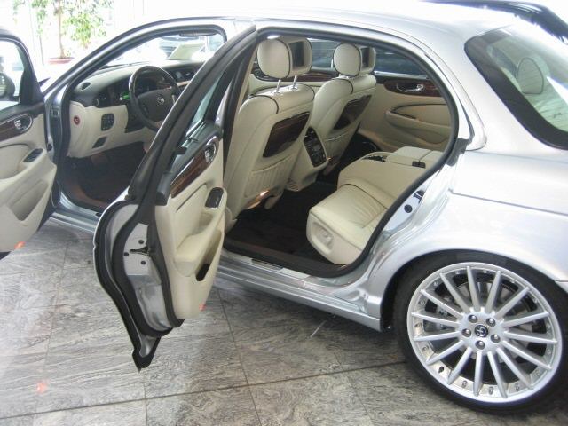 Jaguar () XJ V:  
