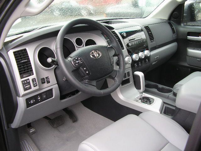 Toyota () Tundra II:  