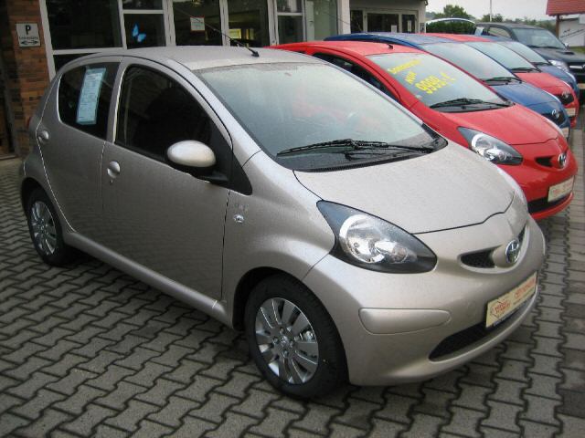 Toyota () Aygo I (B10):  