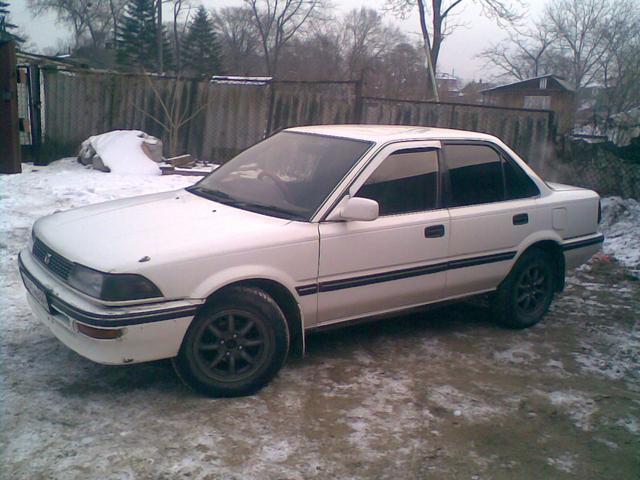 Toyota () Corolla  VI (_E9_):  