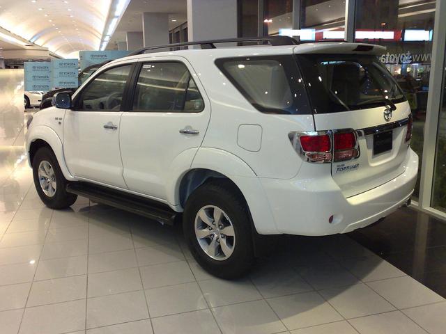 Toyota () Fortuner I:  