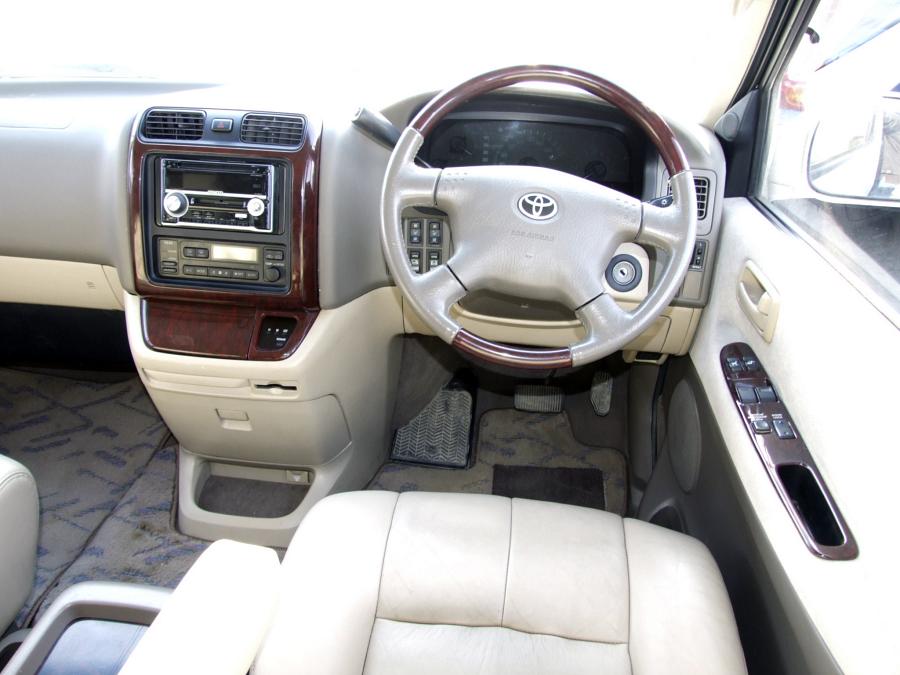 Toyota () Grand Hiace:  