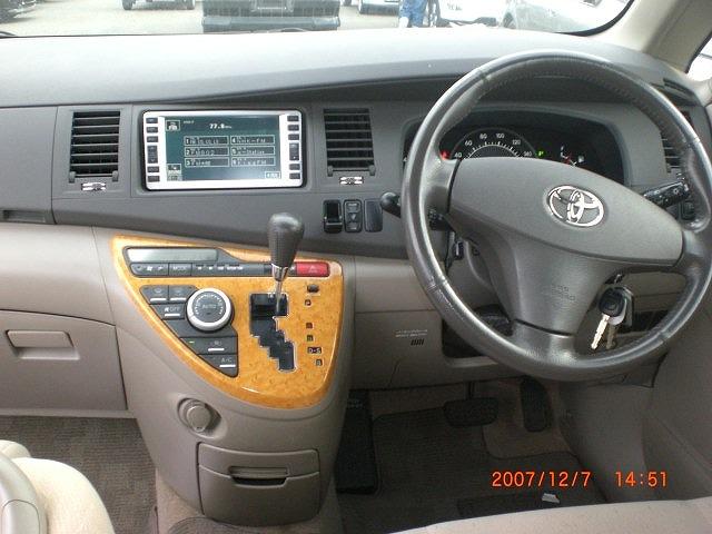 Toyota () Isis I:  