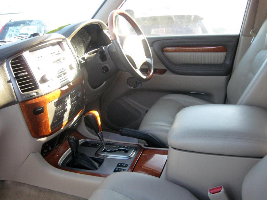 Toyota () Land Cruiser Cygnus:  