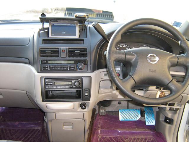 Nissan () Bassara:  