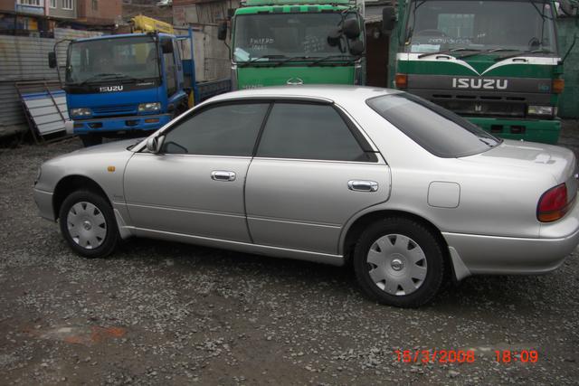 Nissan () Bluebird U13:  