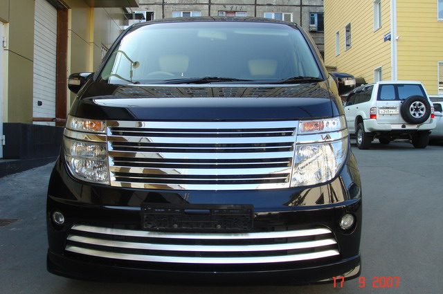 Nissan () Elgrand II (E51):  