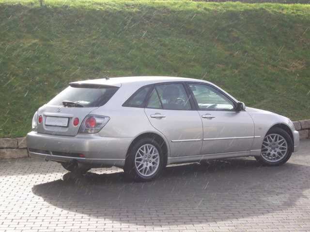 Lexus () IS SportCross :  