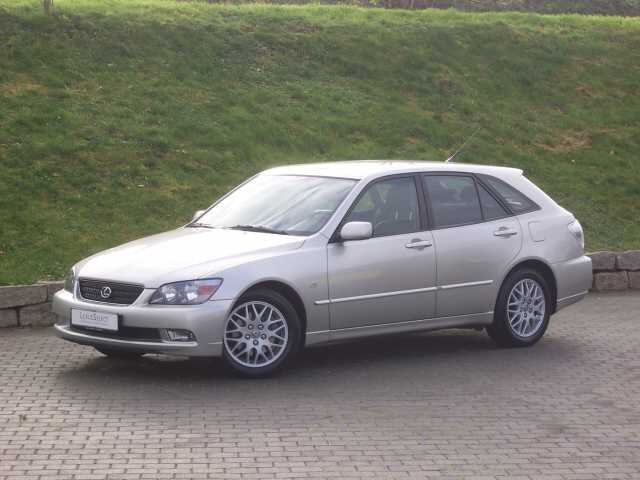 Lexus () IS SportCross :  