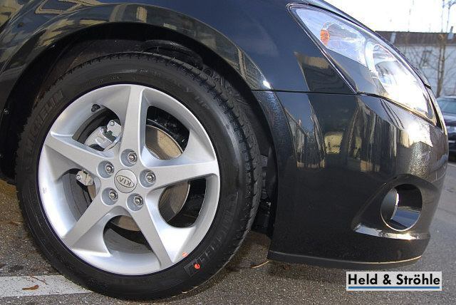 Kia () Ceed Coupe:  