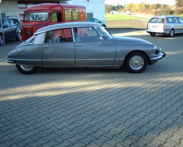 Citroen () DS:  