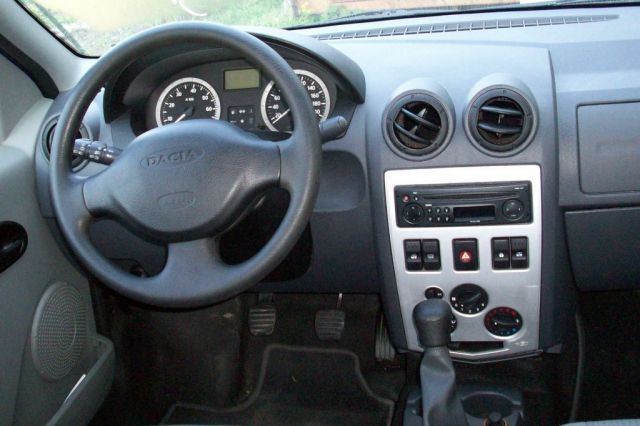 Dacia () Logan:  