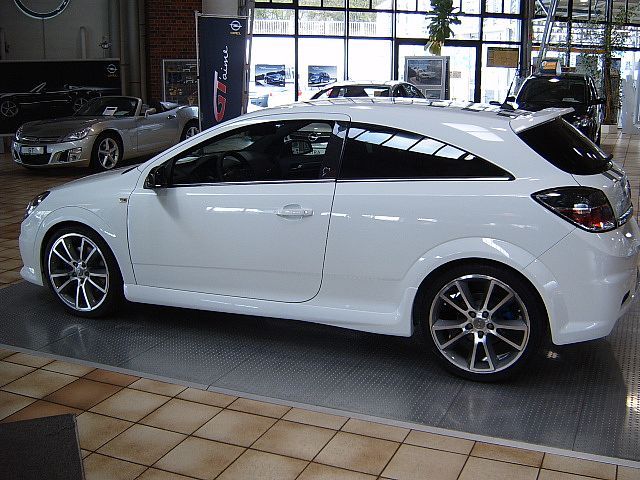 Opel () Astra H GTC hatchback (L08):  