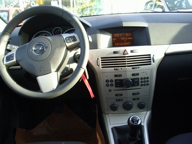 Opel () Astra H hatchback (L48):  