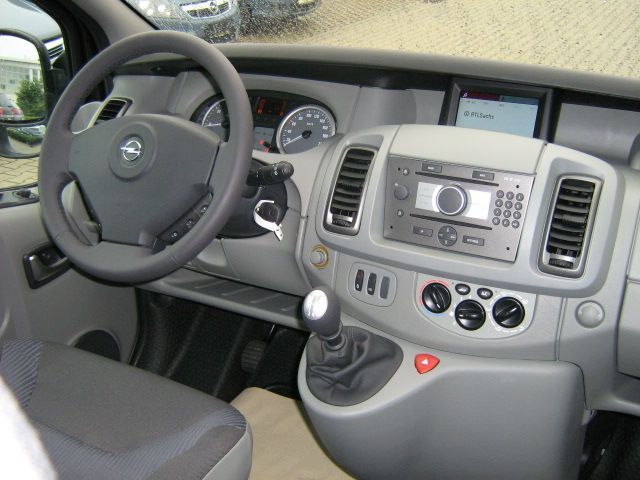 Opel () Vivaro Combi:  