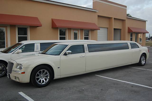 Chrysler () 300C Super Stretch Limousine:  