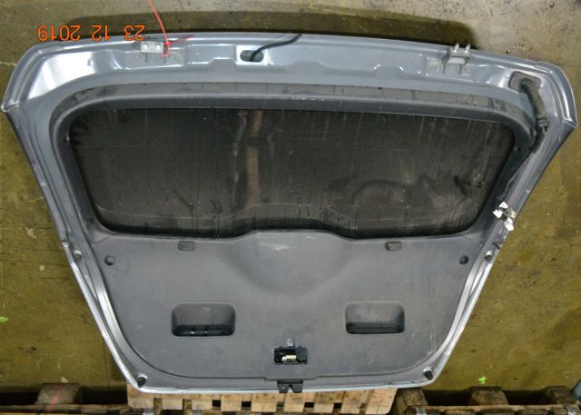 Стекло i30. Дверь багажника со стеклом hyundai i20. сливные отверстия багажника хендай ай30.